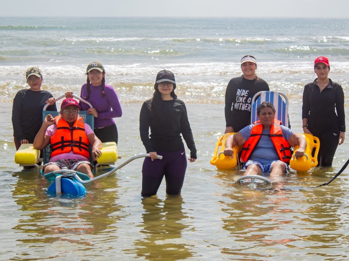 Visitan Playa Incluyente abuelitos de Jaumave y Palmillas