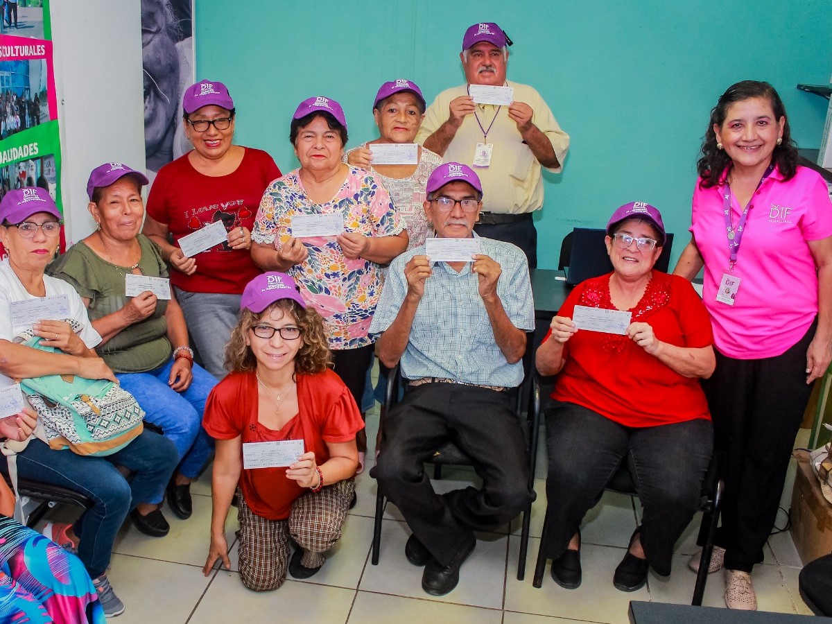 Reciben Apoyo Económico Abuelitos del DIF Madero