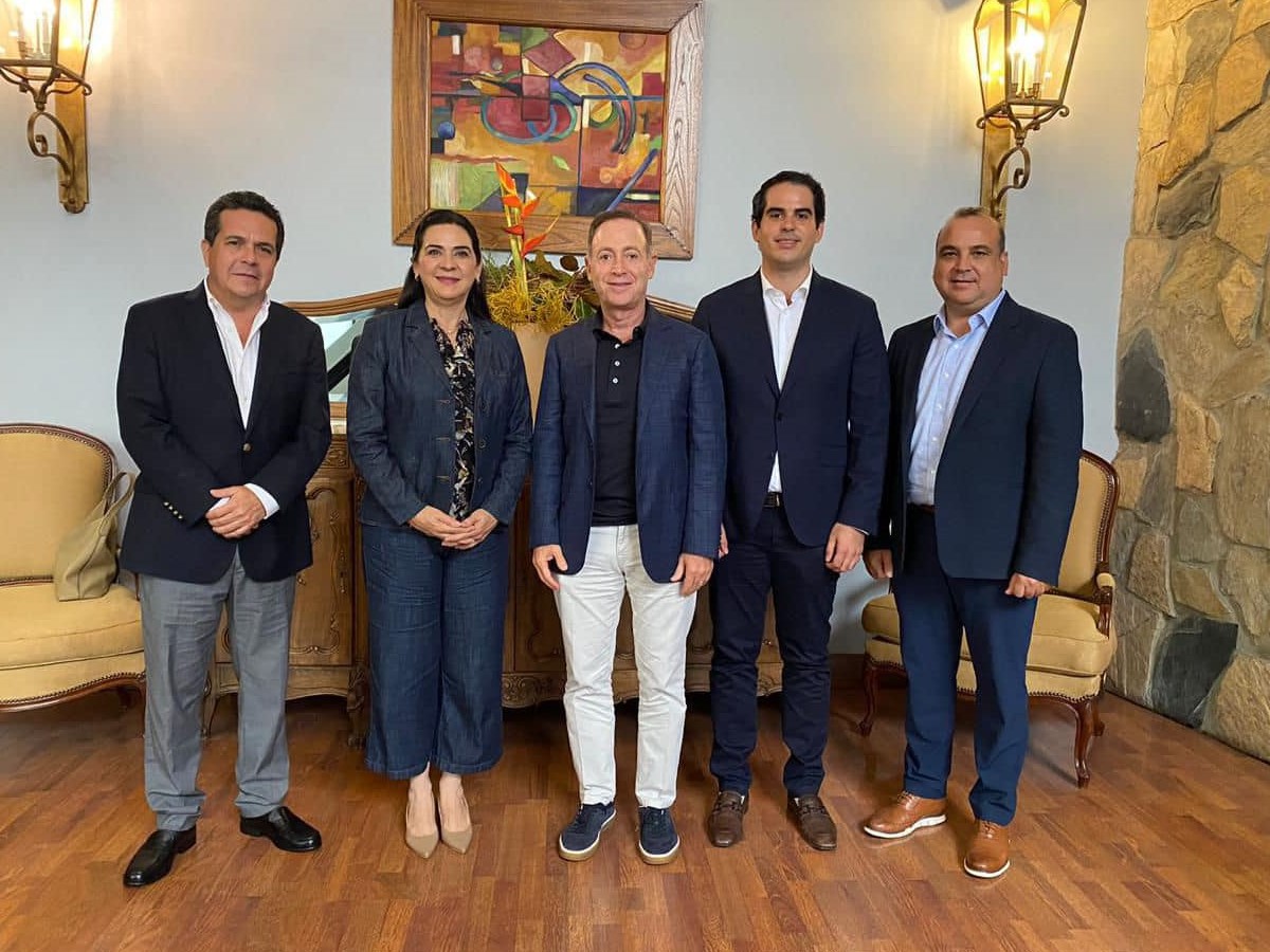 Pactan Mónica Villarreal Anaya y el empresario Robert Fleishman trabajar juntos para impulsar el crecimiento de Tampico.