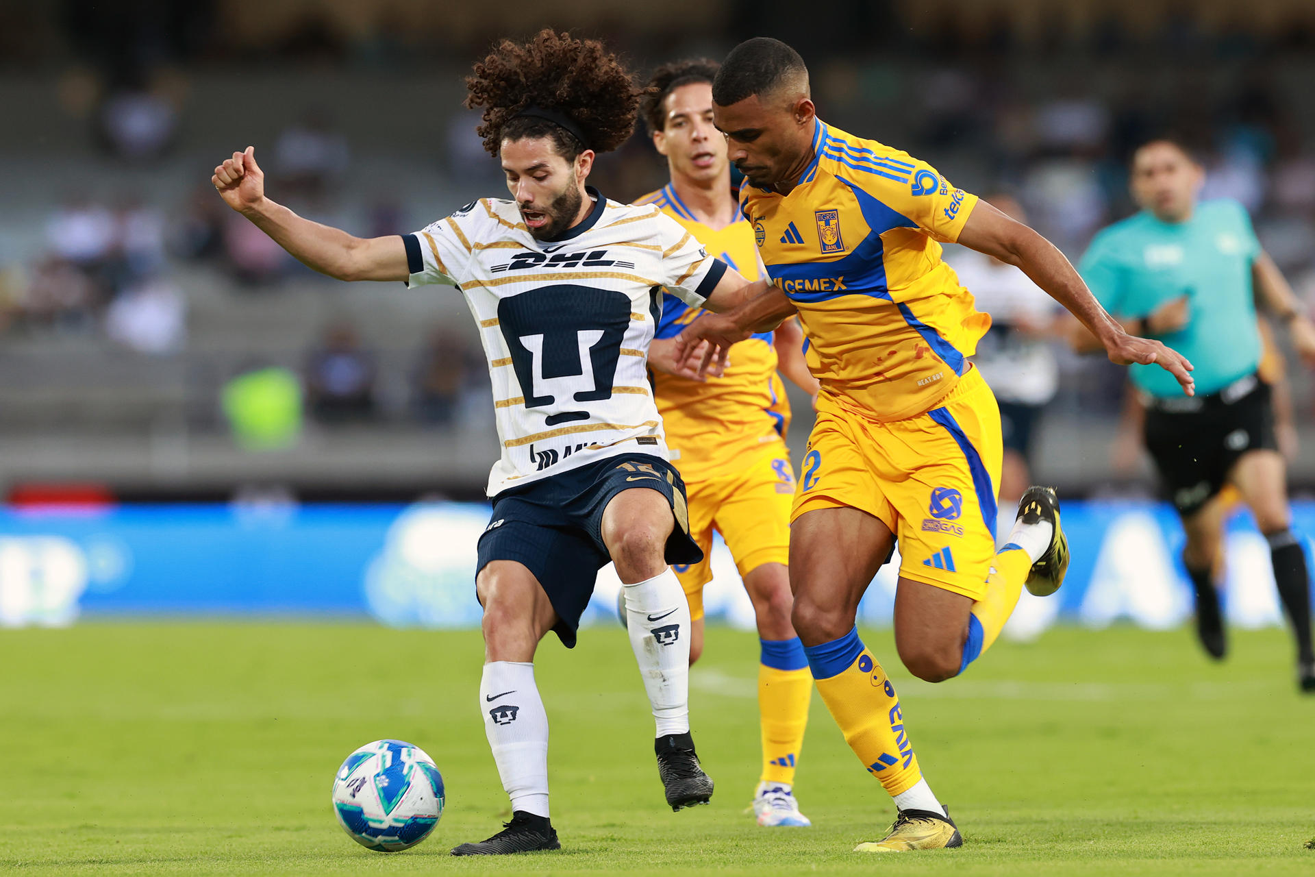 MEX7357. CIUDAD DE MÉXICO (MÉXICO), 01/09/2024.- Joaquím Pereira (d) de Tigres disputa el balón con César Huerta de Pumas, este domingo durante un partido de la jornada 6 del Torneo Apertura 2024 del fútbol mexicano, en el estadio Olímpico Universitario, en Ciudad de México (México). EFE/Alex Cruz