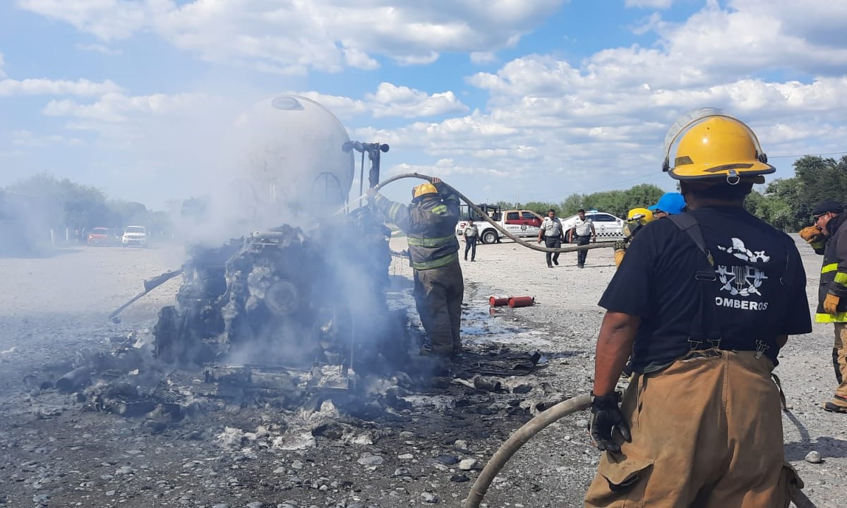 Guardia Estatal atiende incendio de cabina de tráiler